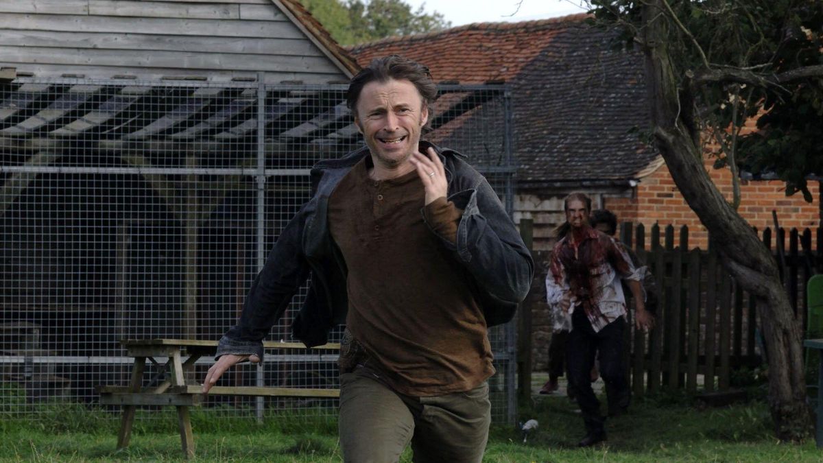 Don (Robert Carlyle) running away from the infected in &quot;28 Weeks Later&quot;