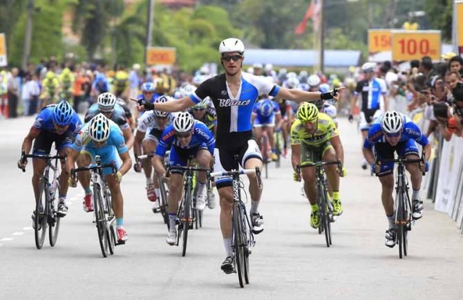 Theo Bos (Blanco) wins the first stage of the Tour de Langkawi