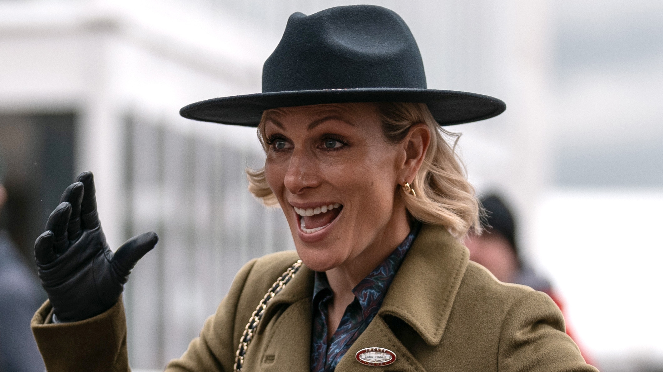 Zara Tindall pozdraví přítele, když dorazí na závodiště Cheltenham 13. března 2025