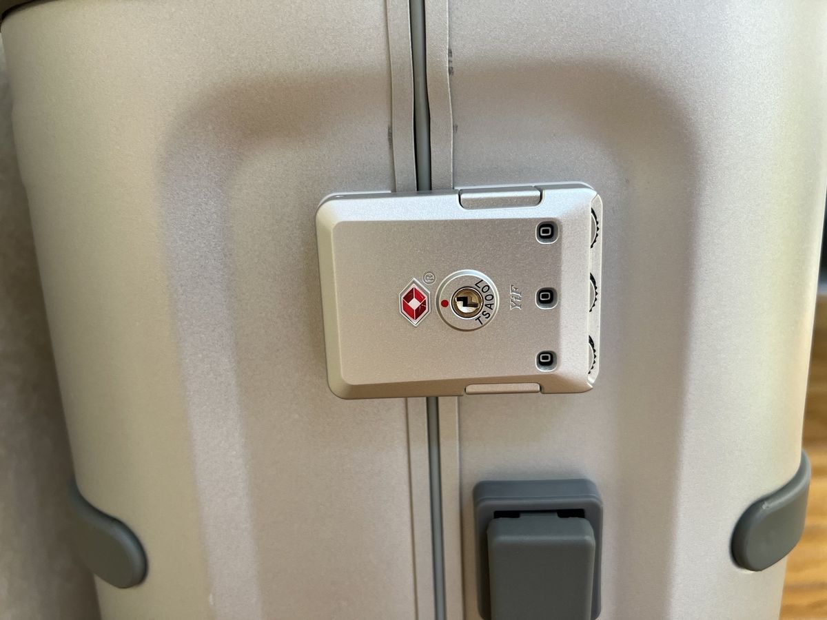 Samsara Tag Smart Airtag Luggage Lifestyle Clasp Closeup