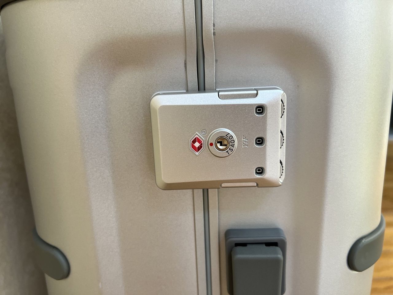 Samsara Tag Smart Airtag Luggage Lifestyle Clasp Closeup