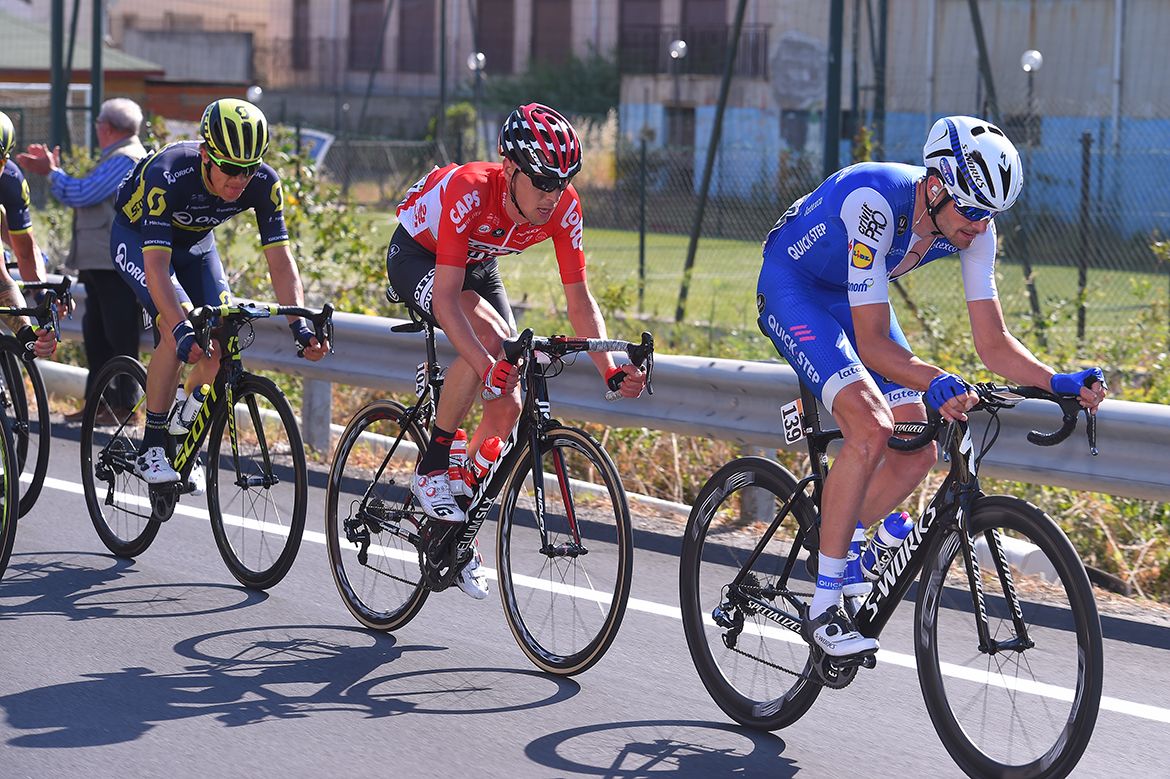 Teams shared pace-setting duties in the finale of the Giro's fifth stage.