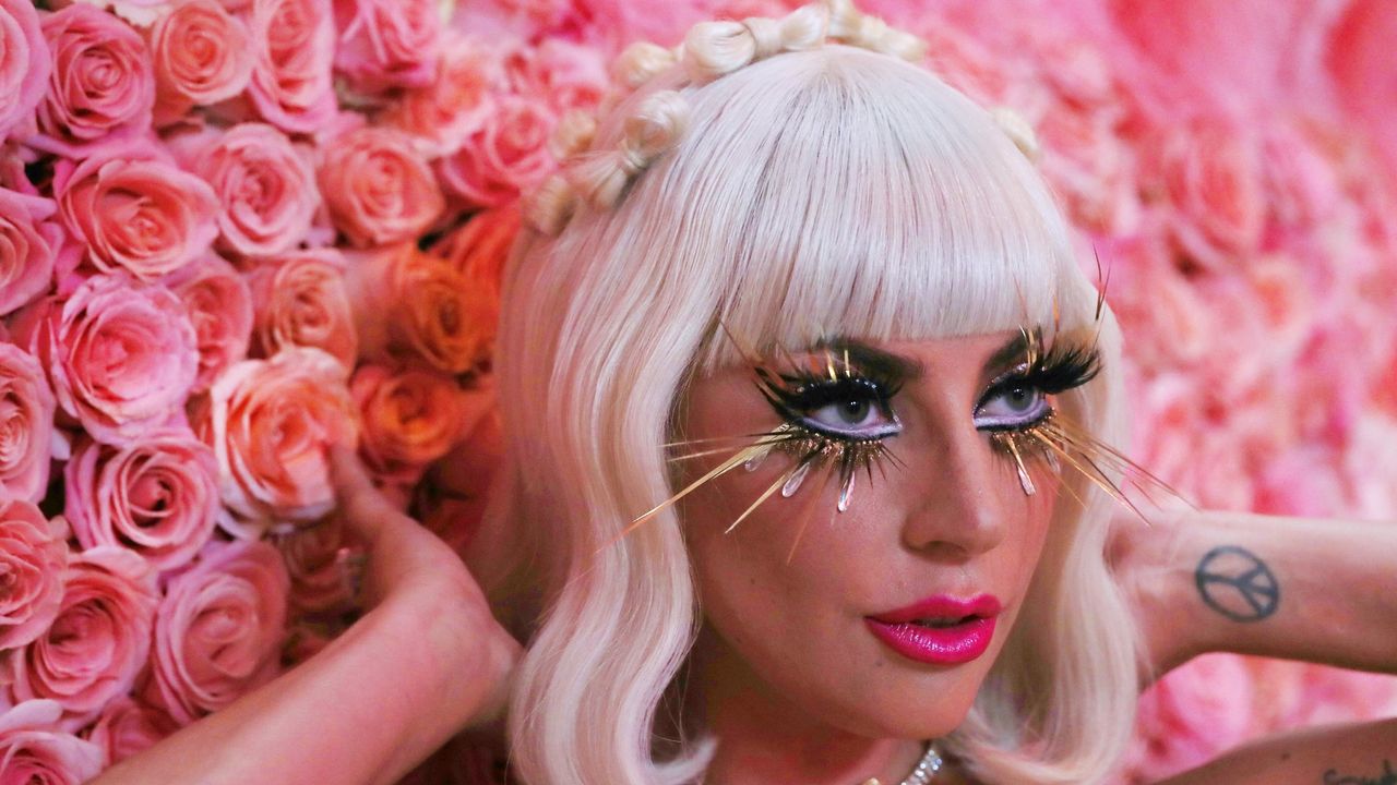 lady gaga&#039;s beauty look at the met gala 2019