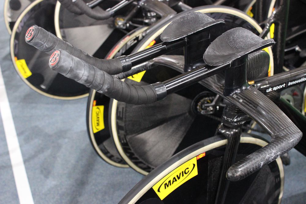 Another look at Wiggins' custom TT bars with integrated stem.