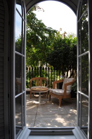shade garden ideas: seating in courtyard