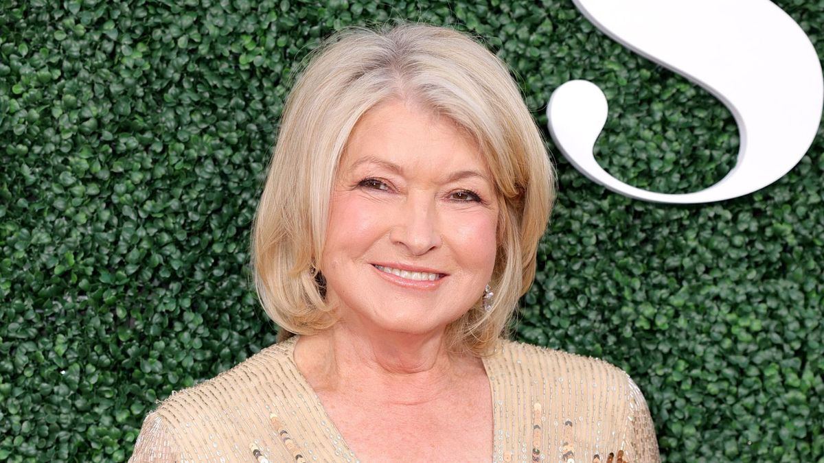 Martha Stewart’s entryway “brings nature in” |