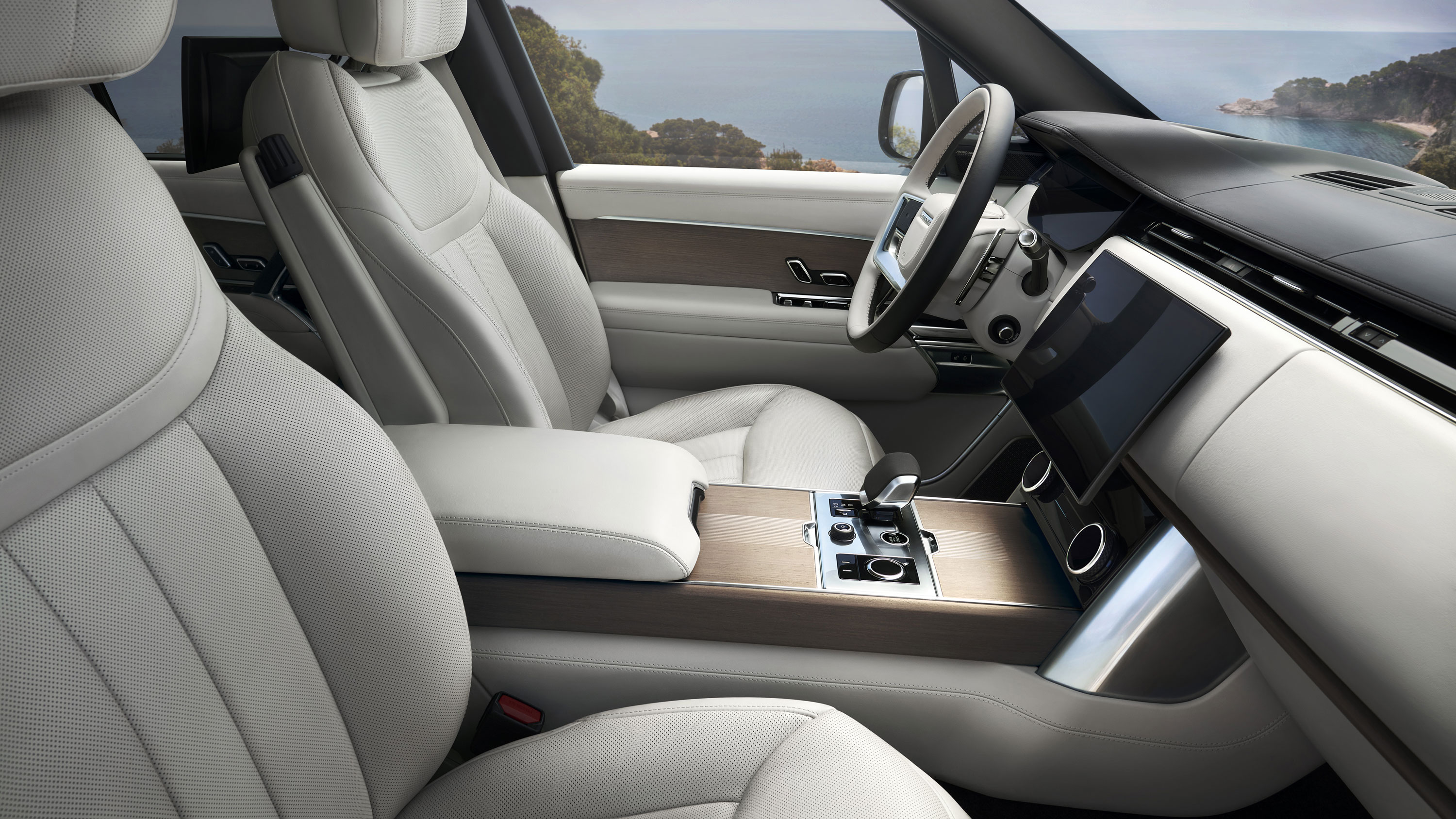 The front seats and dash in the 2022 Range Rover