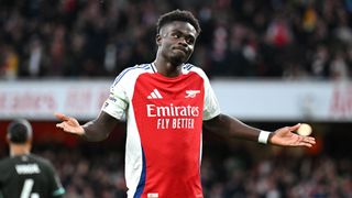 Bukayo Saka of Arsenal celebrates scoring his team's first goal during the Premier League match between Arsenal FC and Liverpool FC at Emirates Stadium on October 27, 2024 in London, England. 