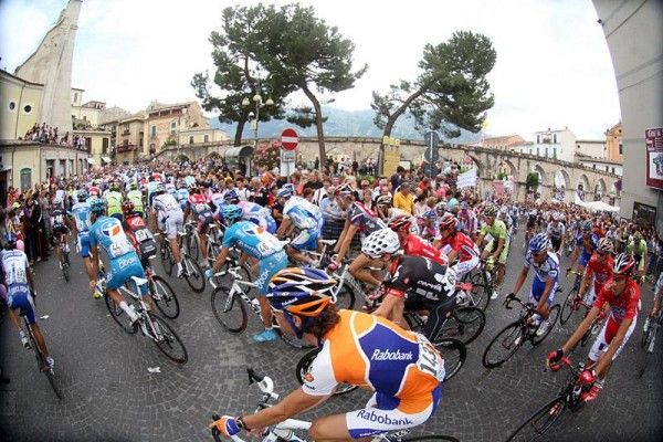 The peloton begins stage 18 in Sulmona.