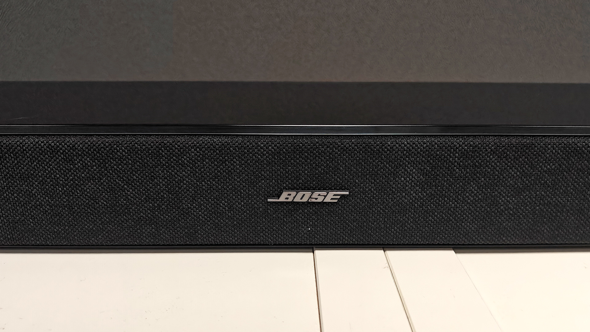 Bose Lifestyle Ultra Soundbar soundbar close up on Bose logo