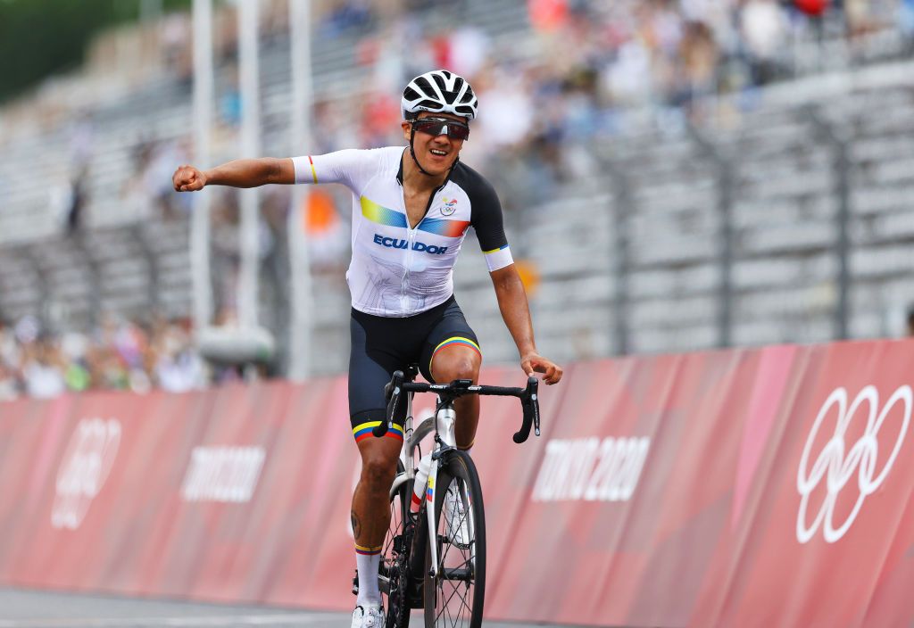 OYAMA JAPAN JULY 24 Richard Carapaz of Team Ecuador celebrates winning the gold medal during the Mens road race at the Fuji International Speedway on day one of the Tokyo 2020 Olympic Games on July 24 2021 in Oyama Shizuoka Japan Photo by Tim de WaeleGetty Images