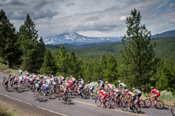 A large pack still together on the last climb.