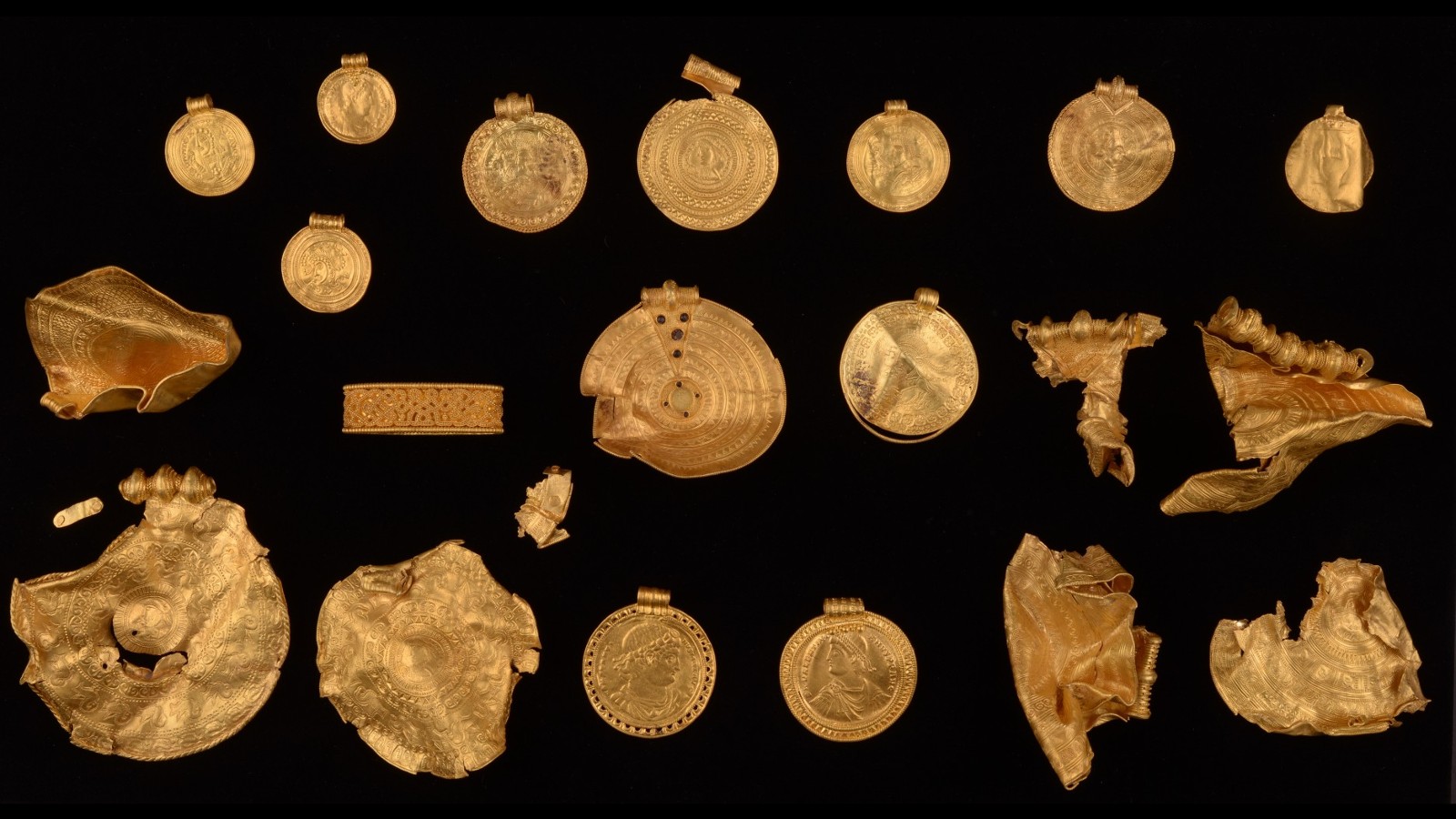 El bracteato formaba parte de un tesoro enterrado de objetos de oro de Vindelev, algunos de ellos que datan del siglo V d. C., que se desenterró en el este de la región de Jutlandia en Dinamarca en 2021.