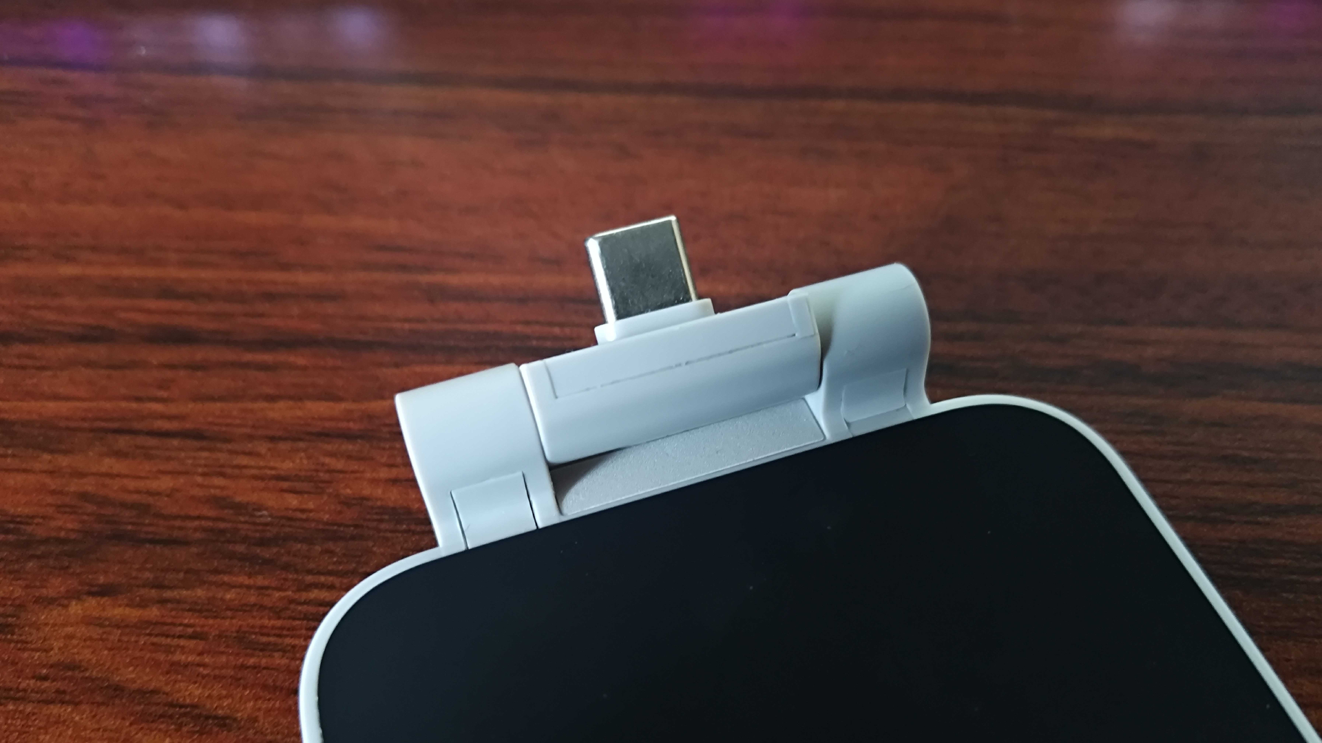 Close up of 8Bitdo FlipPad connector