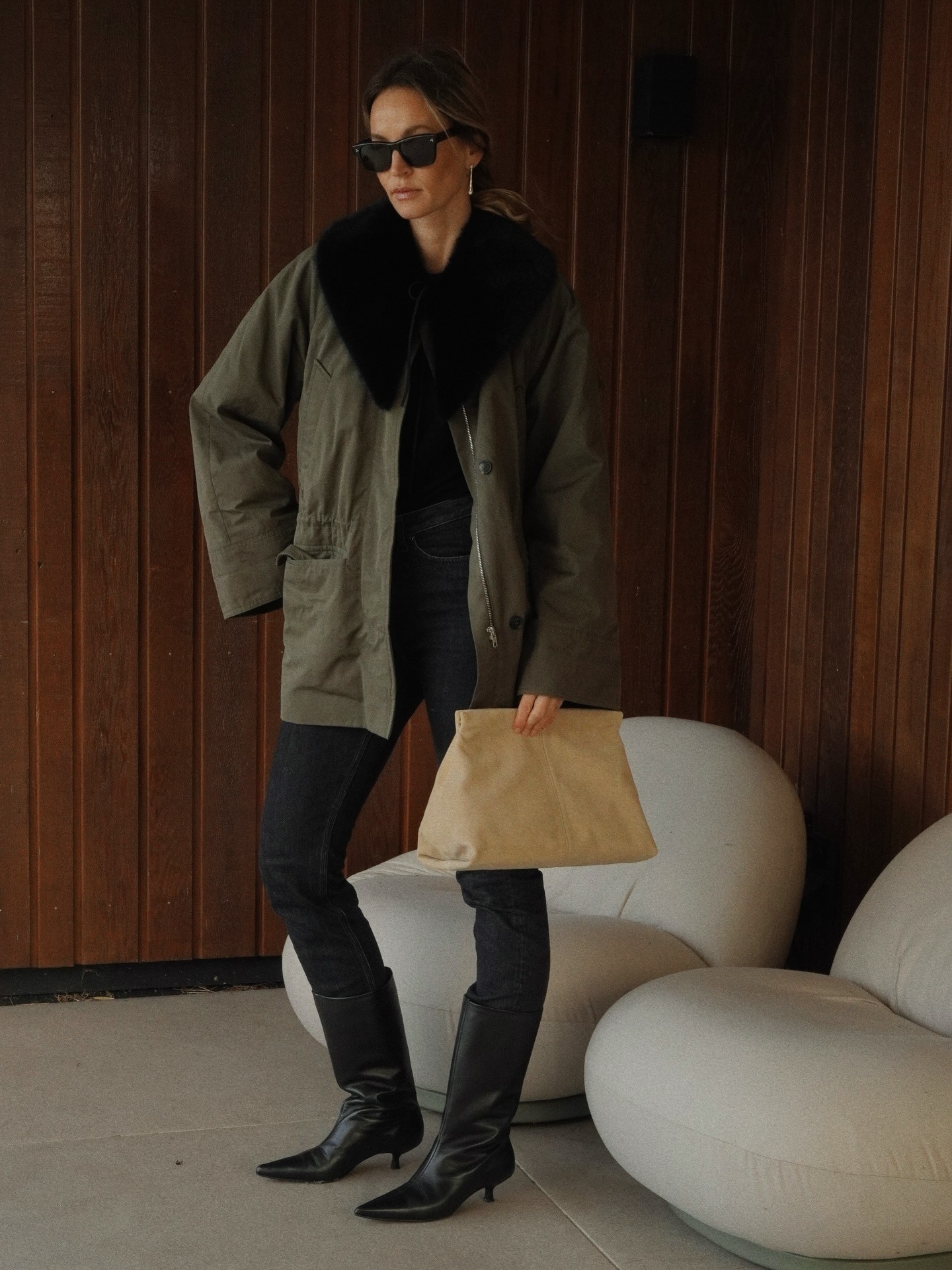 Fashion person Anou Kyve wears an indie sleeze trend. She wears a skinny jean.