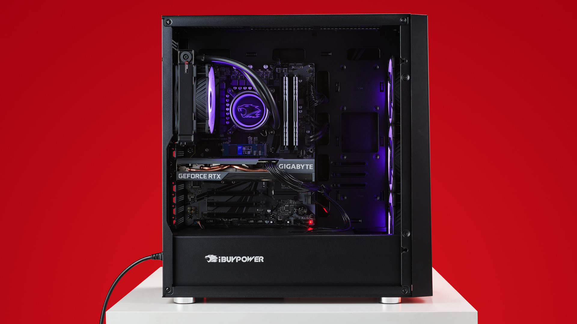 iBuyPower Gaming RDY SLMBG218 lado en toma en rojo.