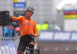 Elite Men - Cyclo-cross World Championships: Van der Poel beats Van Aert to elite men's title