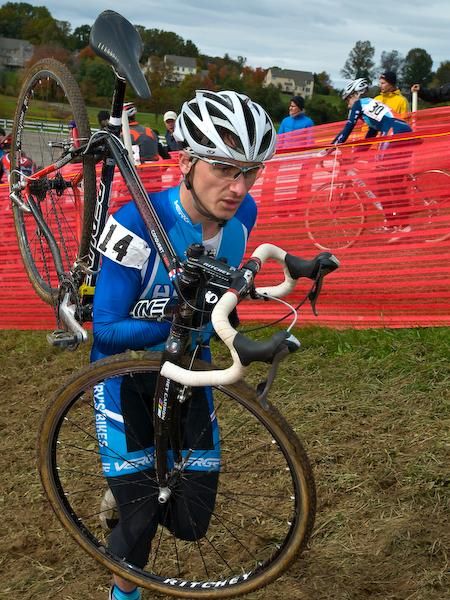 Christopher Consorto (Secret Henry&rsquo;s Team) shoulders his bike in perfect style.
