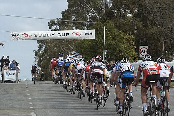 The peloton on the rise towards the finish and the Scody Cup banner in Swan Hill.