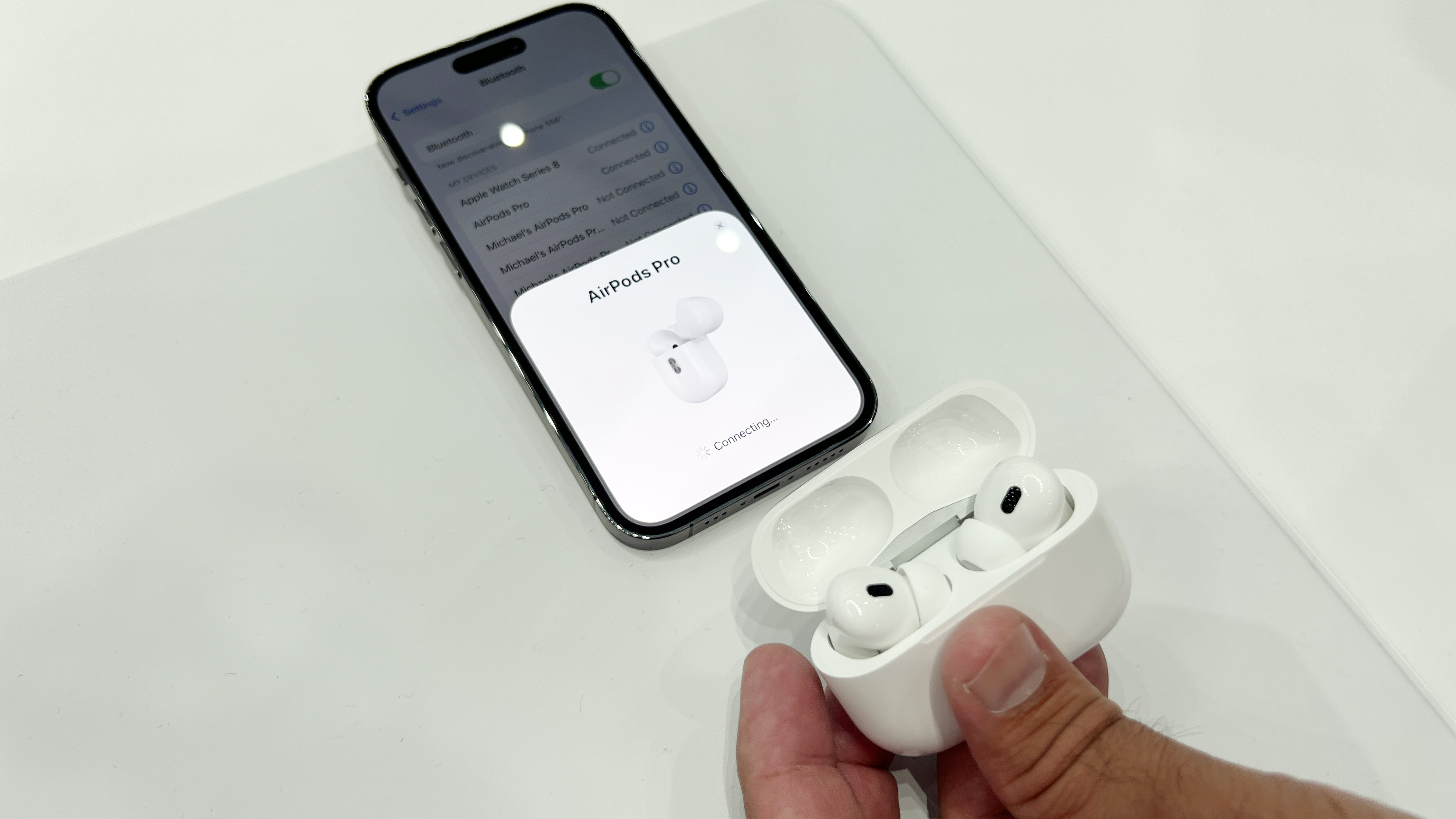 Изображение AirPods Pro 2 в действии во время запуска