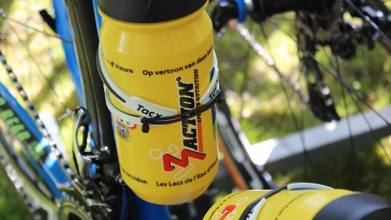 Yoann Offredo opted for a small band to keep his bottles in place