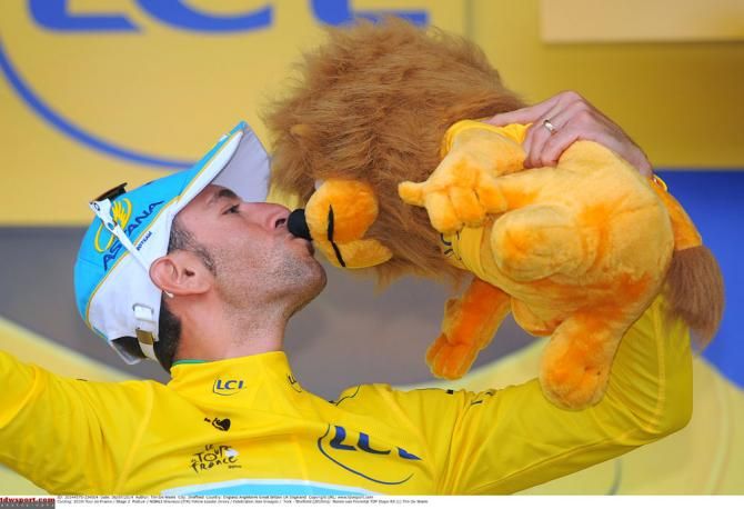Vinenzo Nibali shares the kisses after his win on stage 2