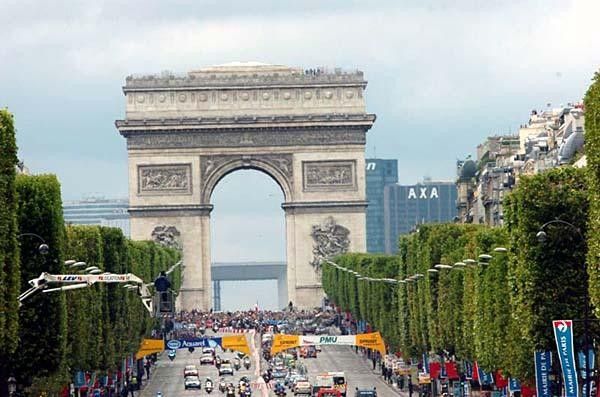 L'Arc de Triomphe is the familiar sight on the final day.