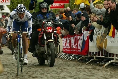 Juan Antonio Flecha Giannoni (Fassa Bortolo) makes a break for it the last time up the climb.
