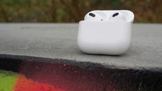   Airpods 3 في حالة بطل