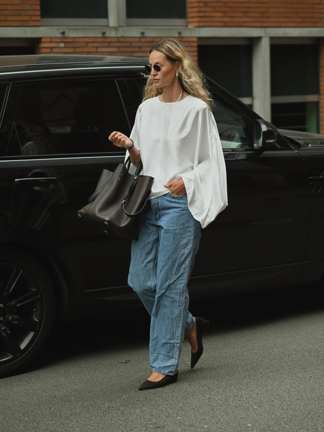 @anoukyve wears light wash jeans white blouse
