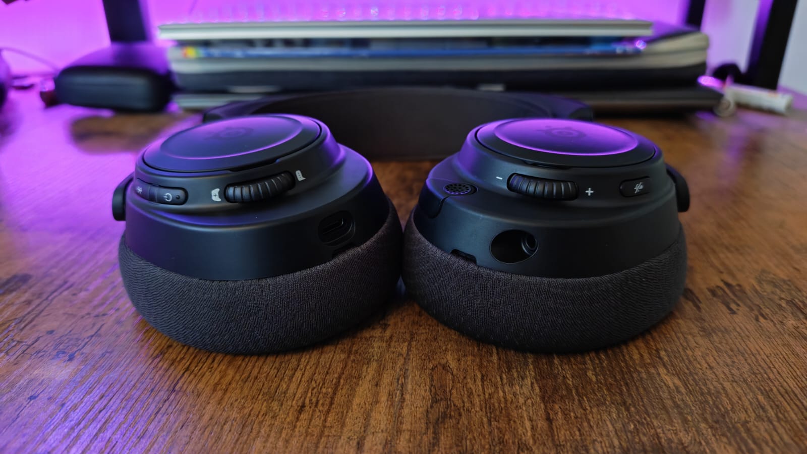 The onboard controls on the SteelSeries Arctis Nova 7 Gen 2