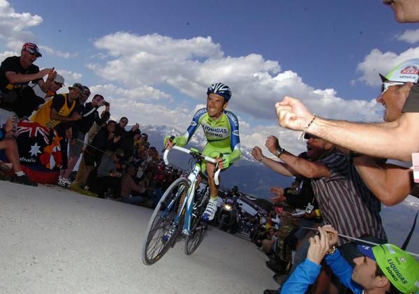 Ivan Basso (Liquigas - Doimo) grits his teeth on the upper slopes of the Plan de Corones.
