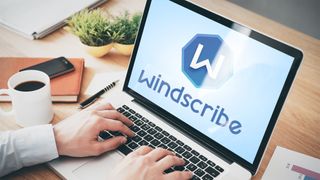 Windscribe-logotyp på en laptopskärm.