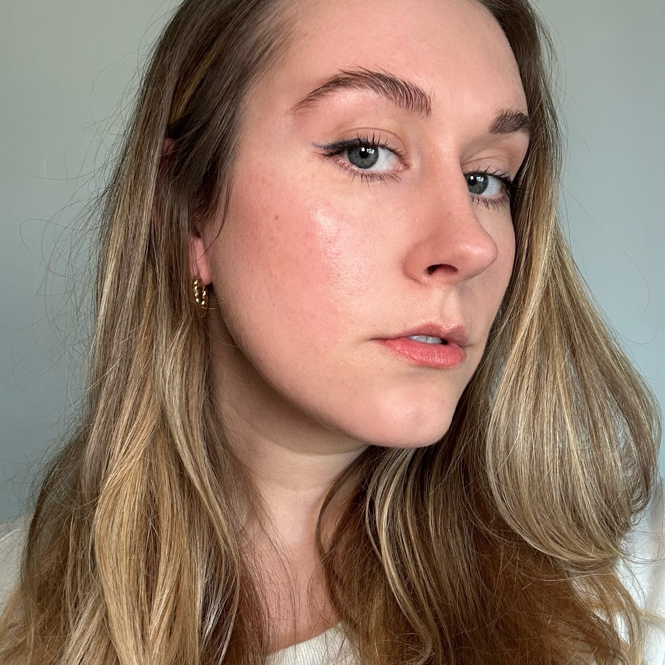 Who What Wear beauty editor Kaitlyn McLintock wearing Refy Lash Sculpt Mascara