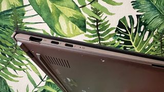Asus Zenbook S13 Oled (2023) laptop mot grön vägg