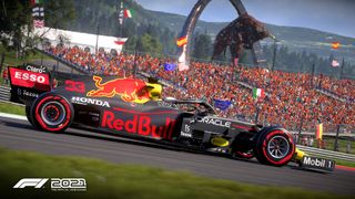 En Red Bull-bil som susar fram på en bana i F1 2021.