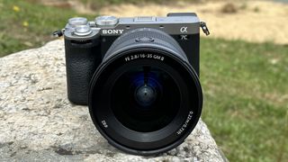 Appareil photo sans miroir Sony A7C II à l'extérieur sur un rocher avec l'objectif Sony FE 16-35mm F2.8 GM II monté