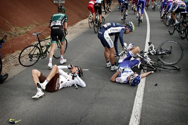 David Arroyo (Movistar) tries to extricate his bike from the melee
