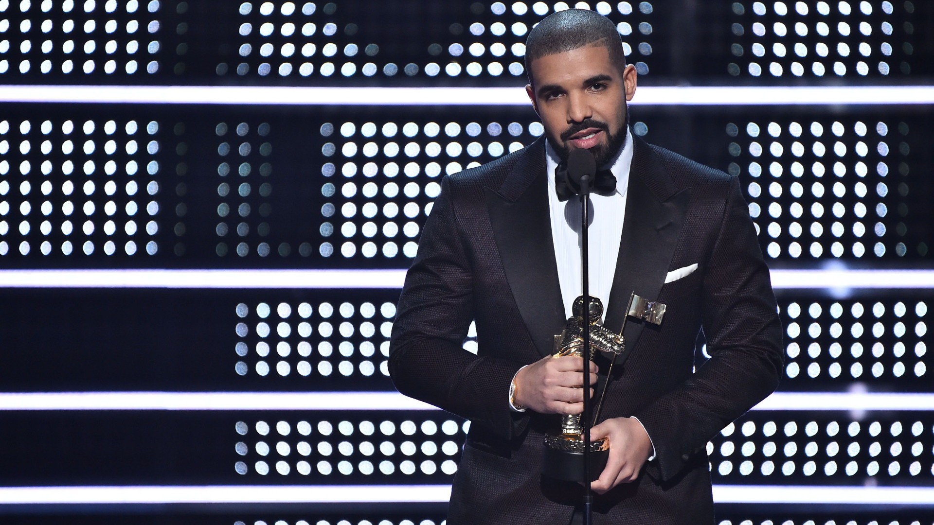 Drake Tops Most Streamed Artist On Spotify 2016 | Marie Claire