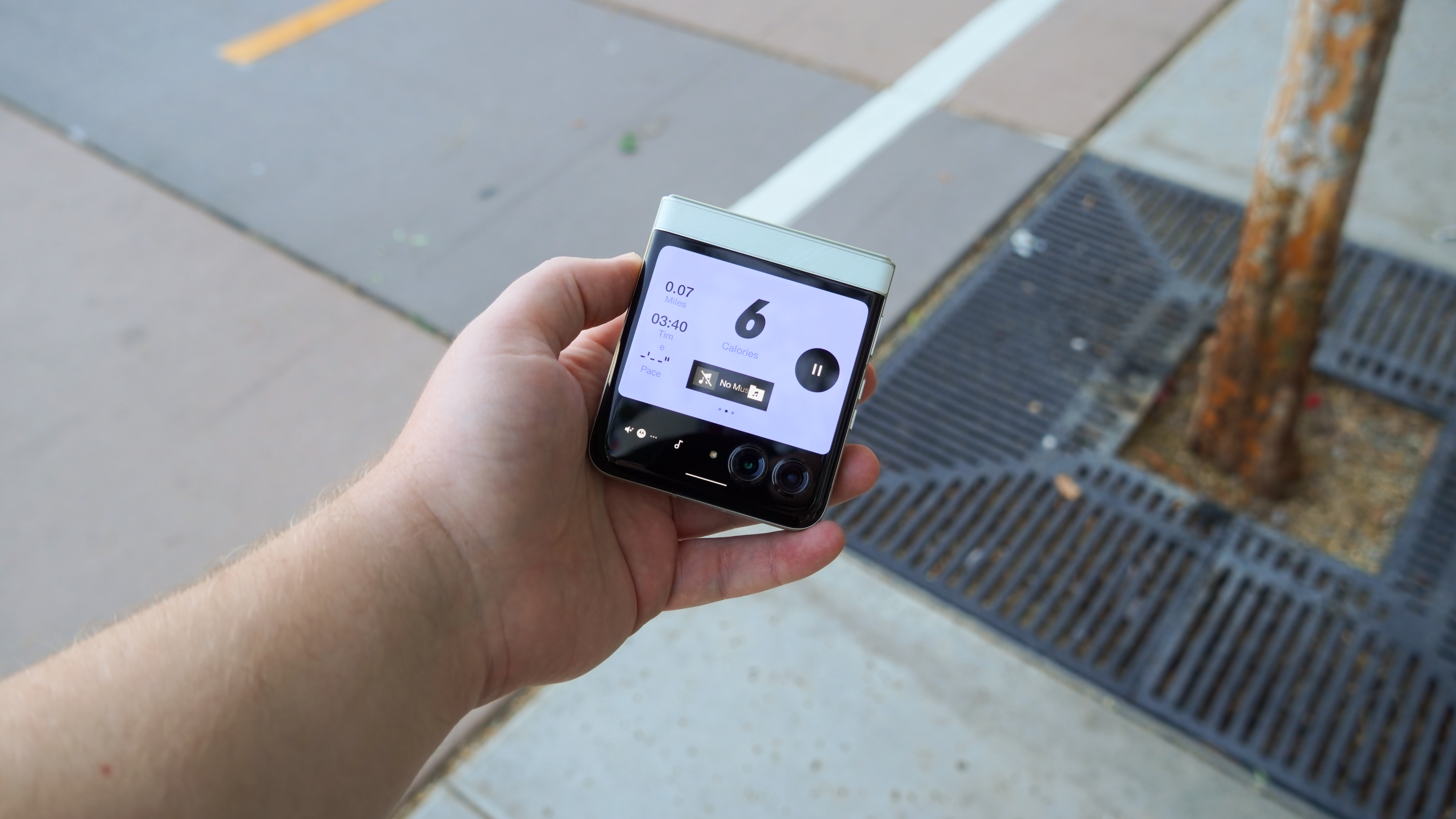 The Motorola Razr 2025 showing an active run using the Nike Run Club app.