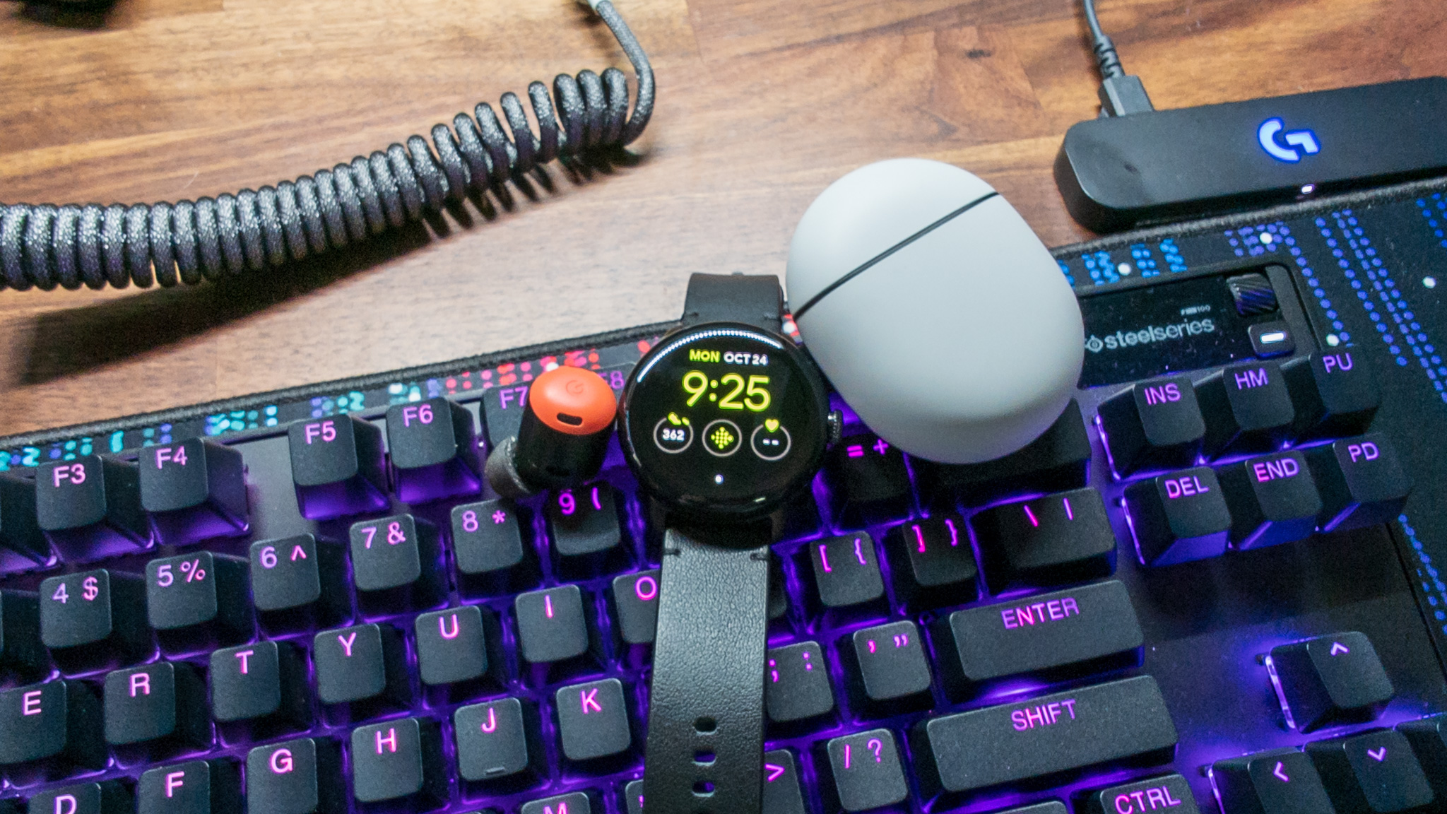 Pixel Watch con Pixel Buds Pro encima del teclado