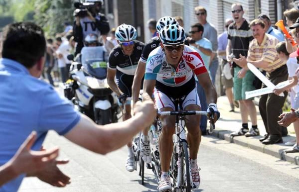 Philippe Gilbert (Omega Pharma-Lotto) leads the Schleck brothers on the Cote de Saint-Nicholas.