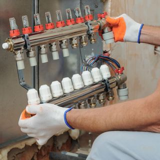 Hand with heating machine and underfloor heating