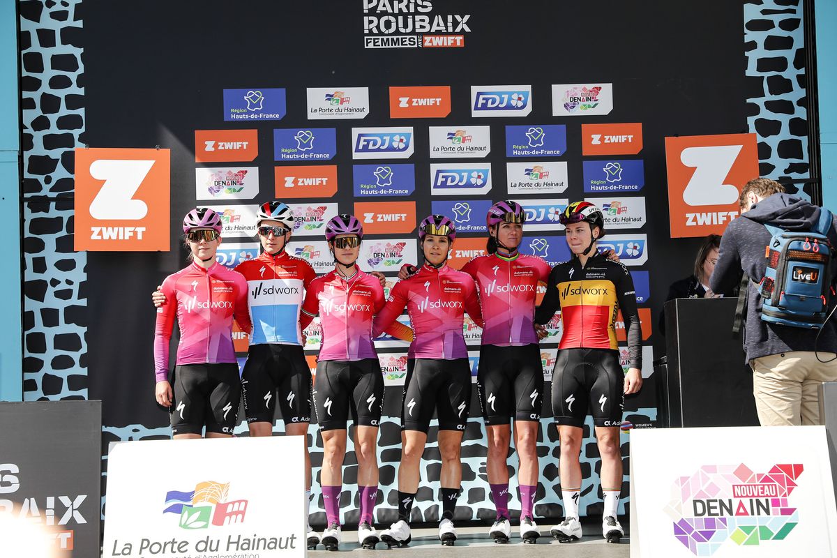 Paris-Roubaix Femmes 2022 - 2nd Edition - Denain - Roubaix 124,7 km - 16/04/2022 - Team SD Worx - photo Rafa Gomez/SprintCyclingAgency&Acirc;&copy;2022