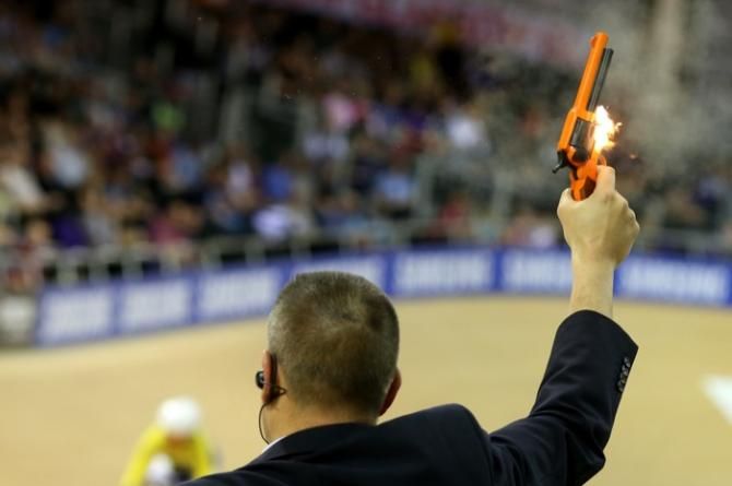The gun goes off to start the women's elimination race.