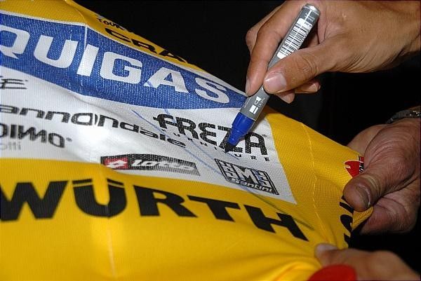 Autograph time: Roman Kreuziger (Liquigas) signs a yellow jersey.