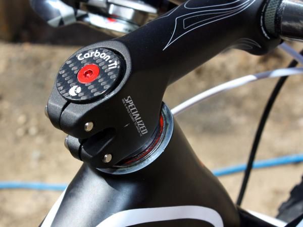 A carbon fiber Carbon-Ti headset cap and alloy bolt replace the standard bits. Removing the upper headset cover drops the front end an extra few millimeters.