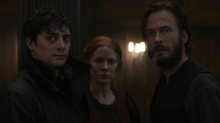 Maura, Daniel, ja Eryk seisovat vierekkäin 1899-televisiosarjassa