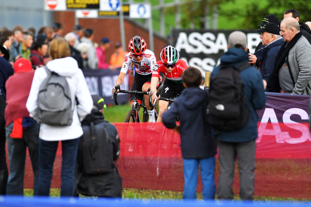 OVERIJSE BELGIUM OCTOBER 31 LR Denise Betsema of The Netherlands and Team Pauwels Sauzen Bingoal and Blanka Vas Kata of Hungary Team SD Worx compete during the 62nd Druivencross Overijse UCI CycloCross Worldcup 2021 Womens Elite DruivencrossOverijse CXWorldCup UCIcyclocrossWC on October 31 2021 in Overijse Belgium Photo by Luc ClaessenGetty Images