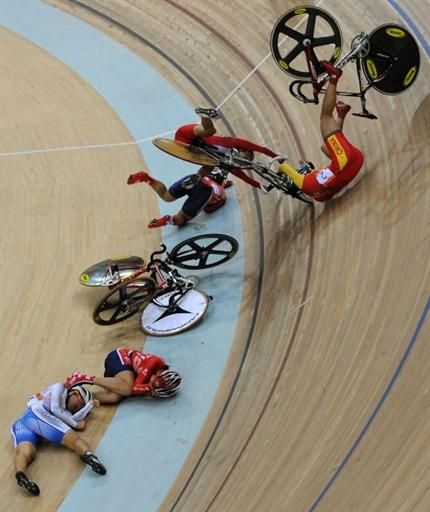 A serious crash marred the women's points race final.